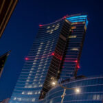 Palazzo Lombardia illuminato di azzurro per celebrare la vittoria di due ori alle Olimpiadi